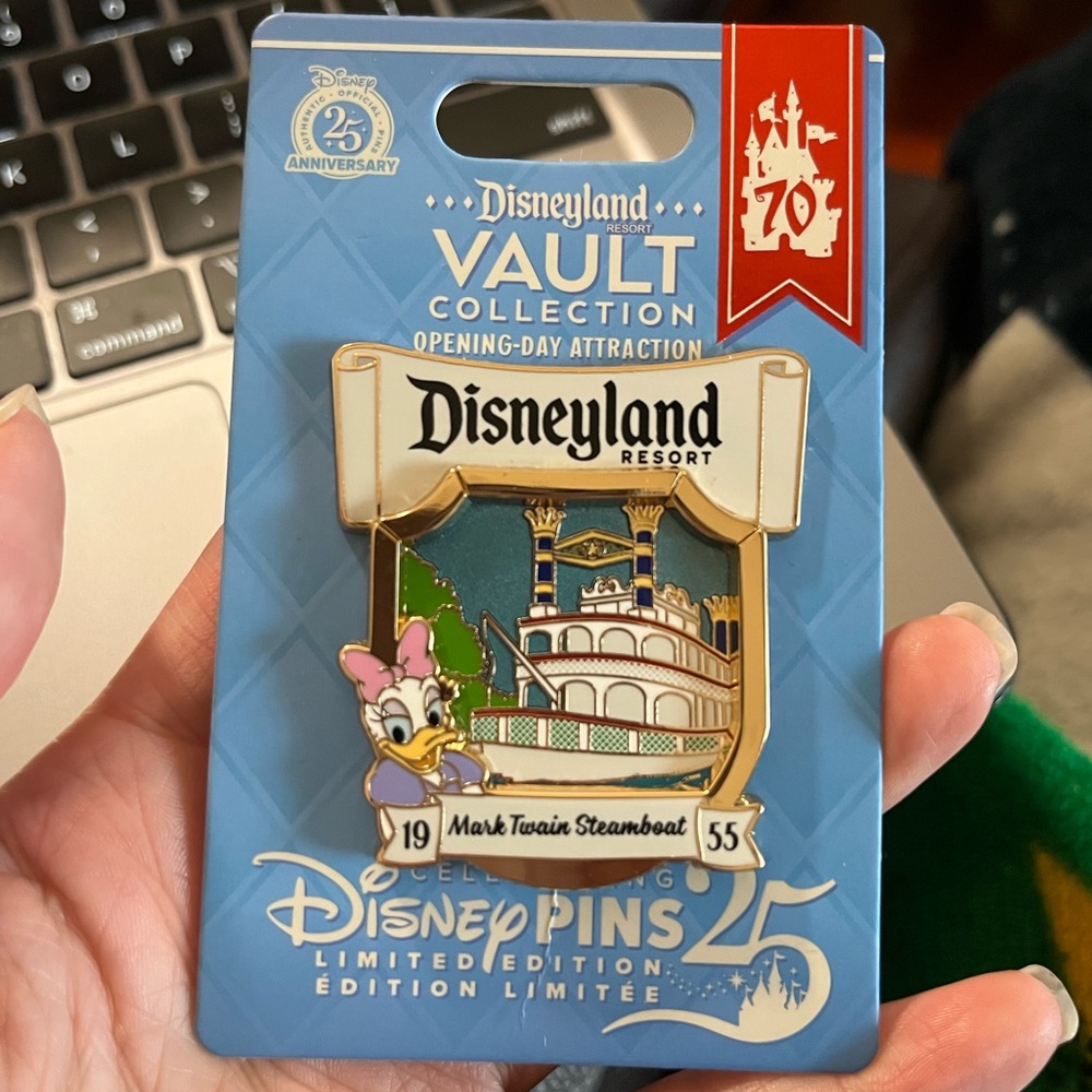 Disneyland Vault Collection Daisy Mark Twain Steamboat pin